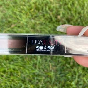 Huda Beauty liquid eye shadow